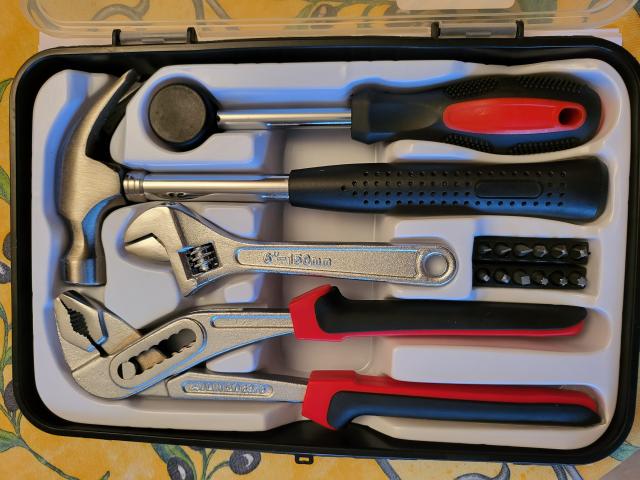 BOITE A OUTILS  17 PIECES