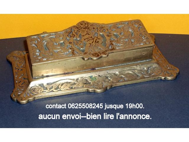 boite à timbres en bronze doré cherubins/angelots.
