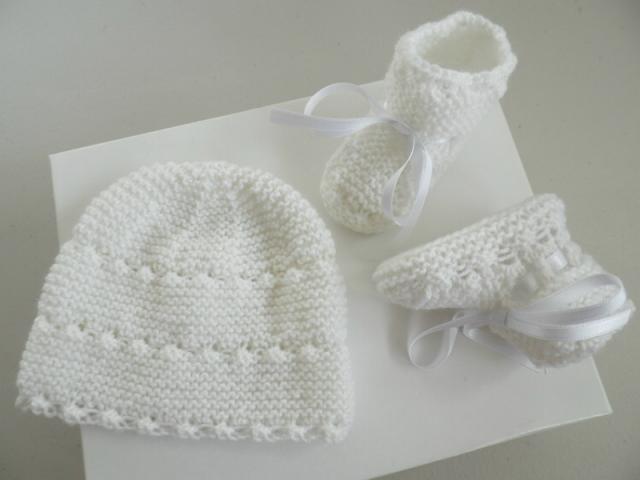 Photo Bonnet, chaussons BLANCS bébé MIXTE tricot laine fait main image 1/6