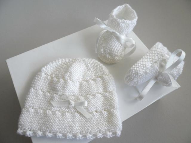 Bonnet, chaussons blancs bébé  tricot laine fait main