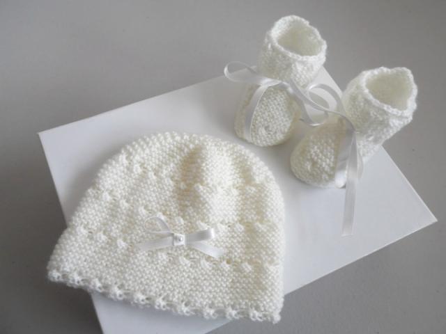 Photo Bonnet, chaussons écrus bébé FILLE  tricot laine fait main image 1/6