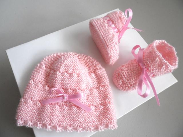 Bonnet, chaussons roses bébé  tricot laine fait main