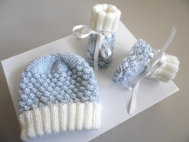 Bonnet et chaussons bleu azur, écru, laine tricot bébé