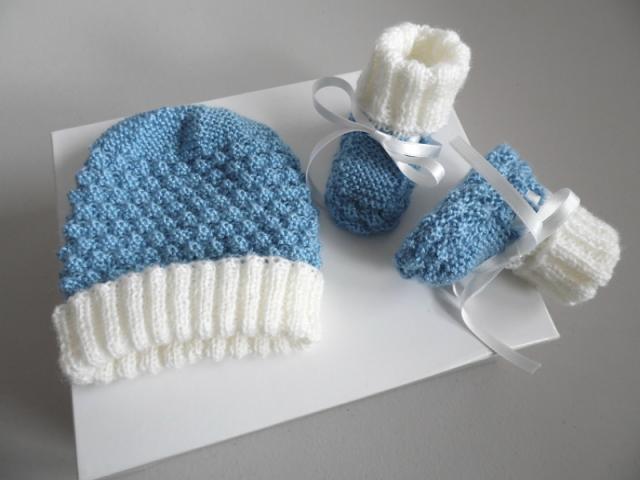 Bonnet et chaussons bleu charron, écru, laine tricot bébé