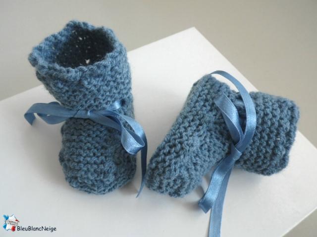 Bonnet et chaussons bleu charron tricotés main