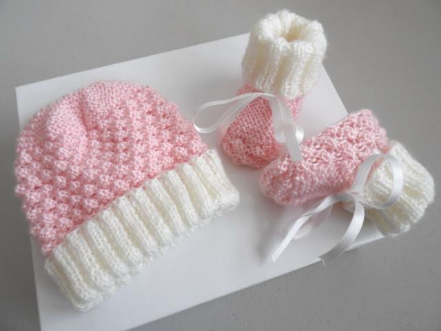 Bonnet et chaussons tricot bébé rose cali et écru laine