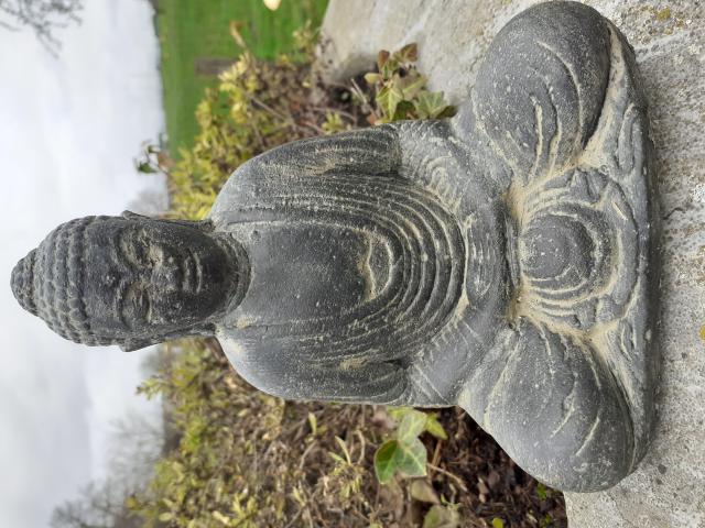 Bouddha japonais  à la méditation en pierre patinée