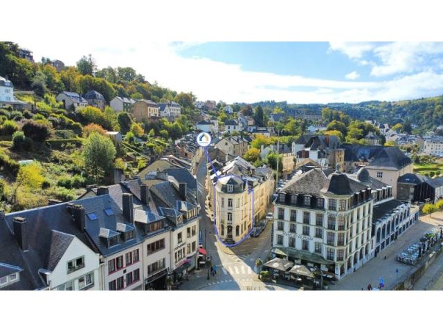 Bouillon centre : charmant immeuble comprenant 2 maisons de commerce.