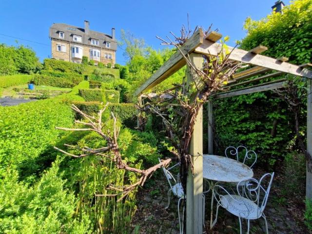 Bouillon : charmante maison avec beau jardin, vue sur le château, 3 chambres.