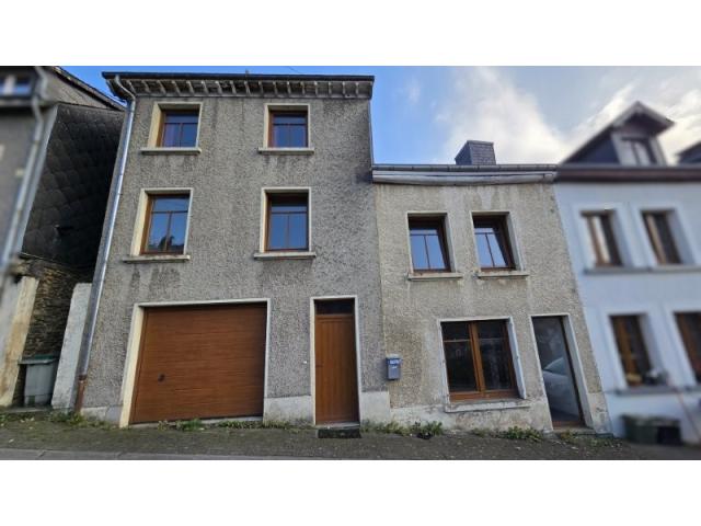 Bouillon : maison avec garage et jardin, 3-4ch, proche du centre.