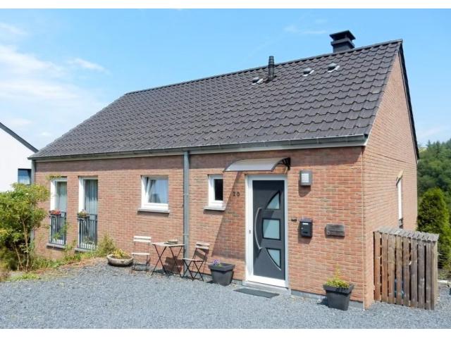 Bouillon : Spacieuse maison 4 faç, 4ch, 2sdb, jardin, belle vue.