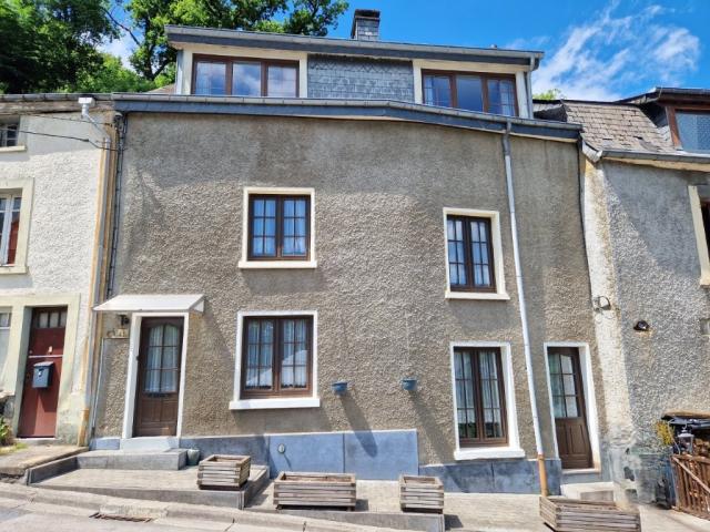 Bouillon : spacieuse maison mitoyenne, 4-5 chambres.