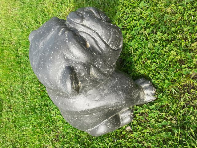 BOULEDOGUE ANGLAIS EN PIERRE PATINEE (30 CM)