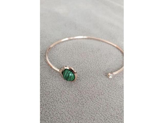 Bracelet fantaisie rosé avec boule verte