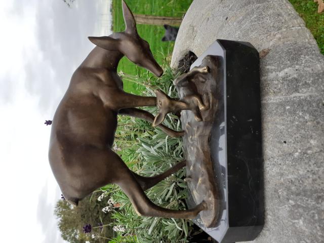 BRONZE ANIMALIER SIGNE BARYE (la biche et son faon).