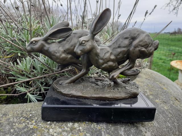 BRONZE ANIMALIER SIGNE (la course du lièvre)