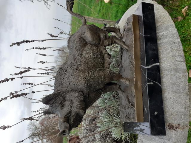 BRONZE ANIMALIER SIGNE SUR SOCLE MARBRE(sanglier)