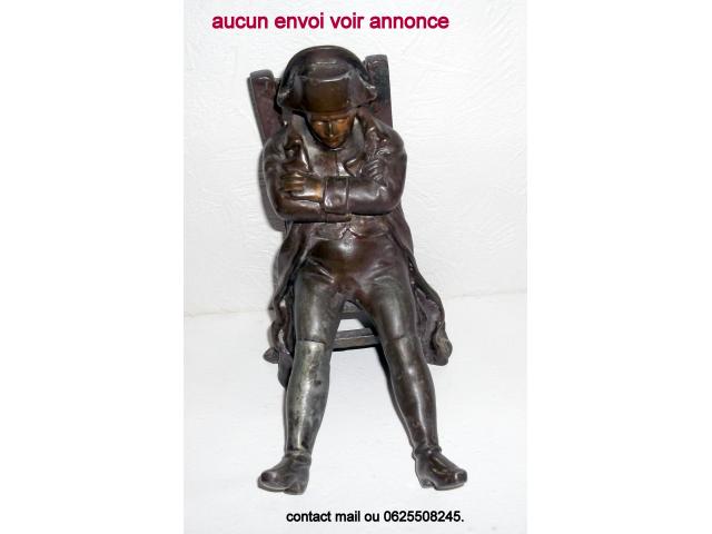 bronze laito cuivre doré--Napoleon assis sur une chaise.