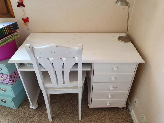Bureau blanc avec tiroirs et 1 chaise