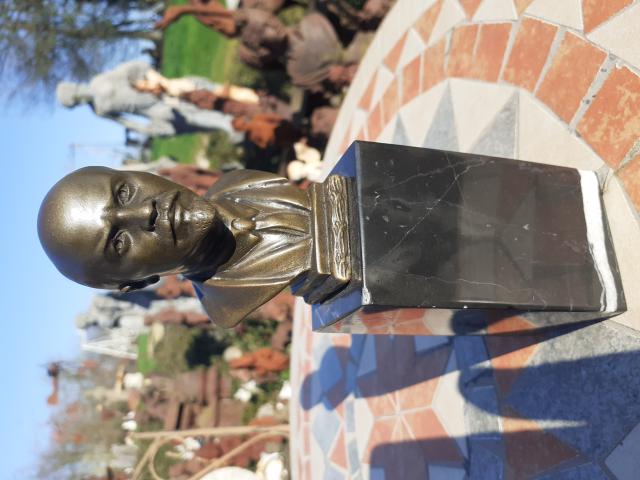 BUSTE LENINE EN BRONZE SIGNE SUR SOCLE MARBRE.