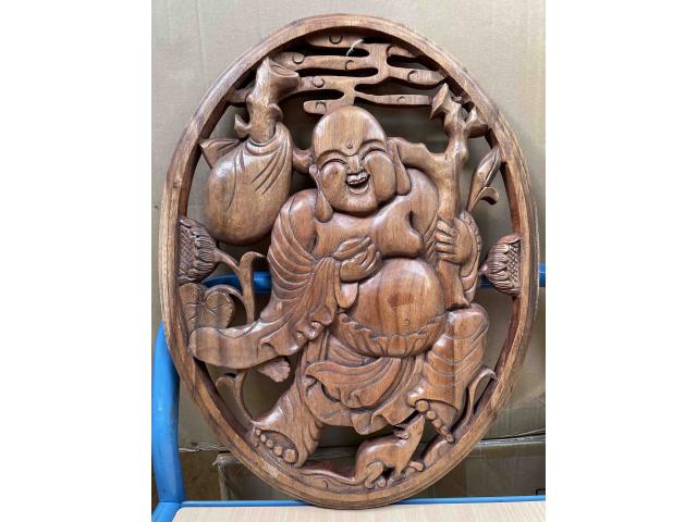 Cadre ovale en bois sculpté de Bouddha rieur - H: 50 cm