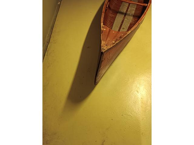 Canoë ancien en bois