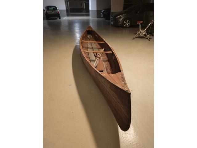 canoë en bois ancien