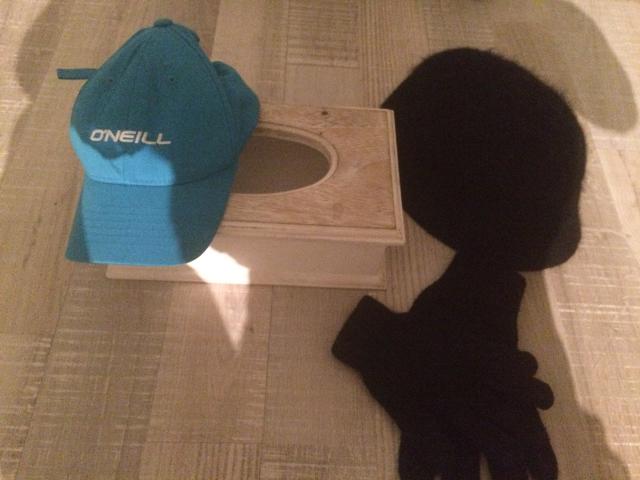 Photo casquette oneill, gants, chapeau et boite à mouchoirs image 1/1