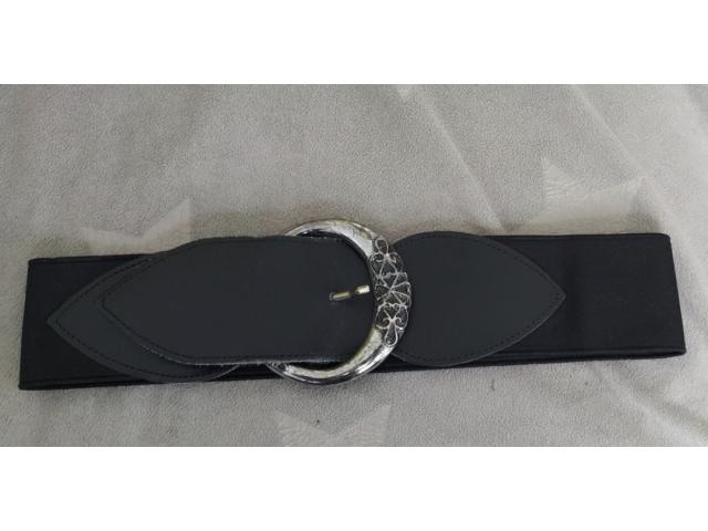 Ceinture noire extensible avec boucle argentée