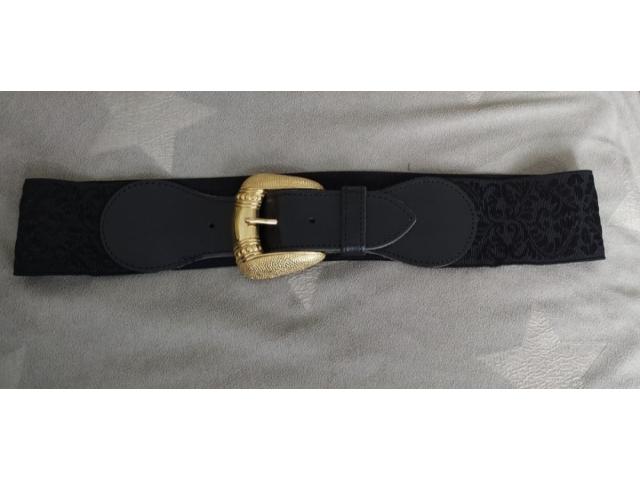 Ceinture noire extensible avec boucle dorée