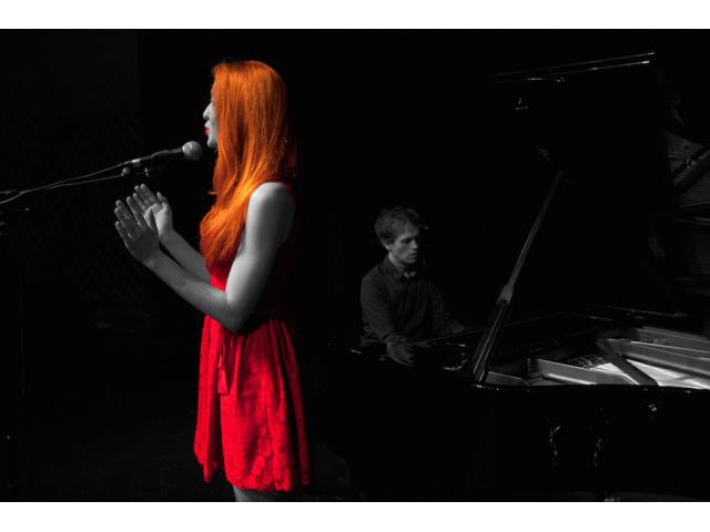 Photo Cérémonie laïque ou gospel • chanteuse & pianiste • NANTES Loire Atlantique image 1/6