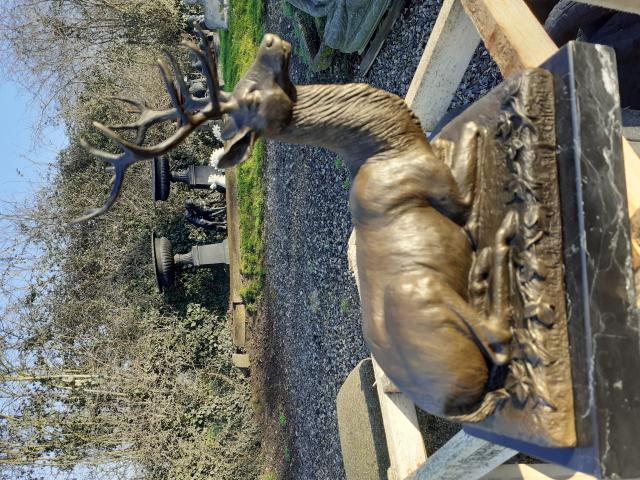CERF COUCHE EN BRONZE SIGNE SUR SOCLE EN MARBRE.