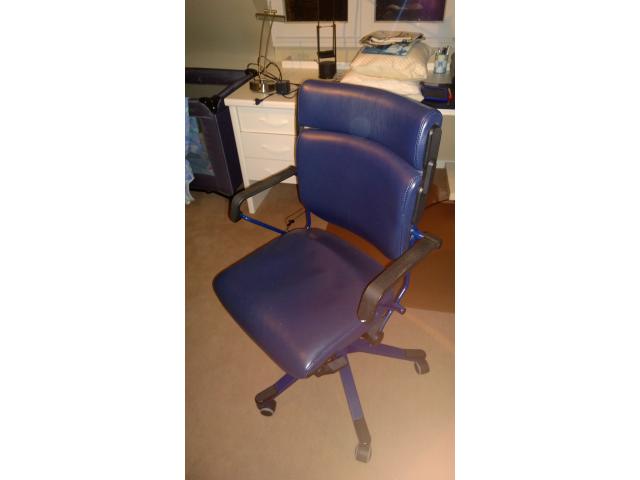 Chaise de bureau en cuir bleu
