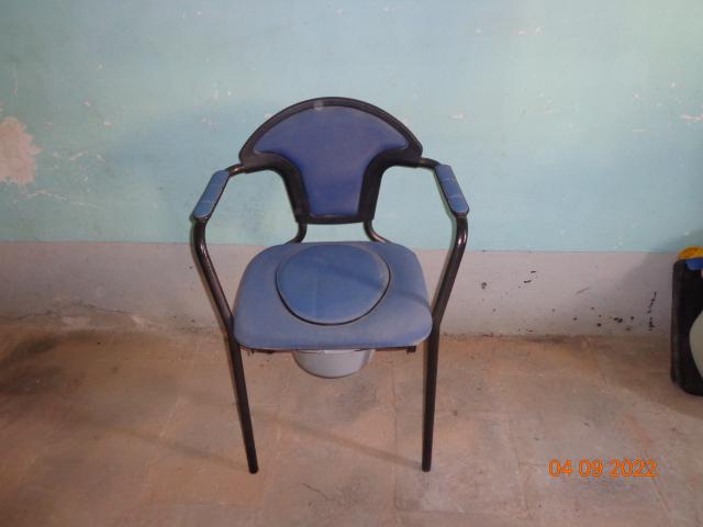 Photo chaise perse avec réservoir  urine image 1/3