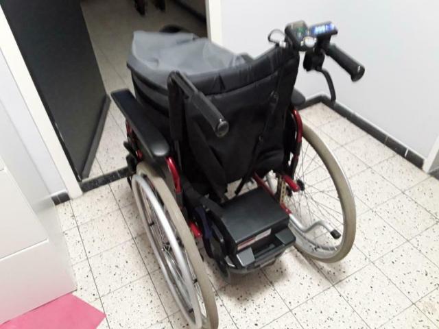 Photo Chaise roulante avec assistance électrique V-DRIVE image 1/4