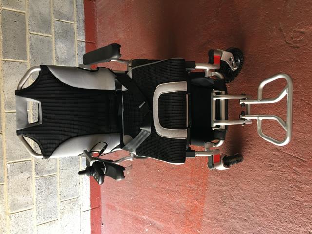 chaise roulante électrique d'intérieur et extérieur.