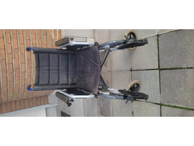 Photo Chaise roulante pliable image 1/4