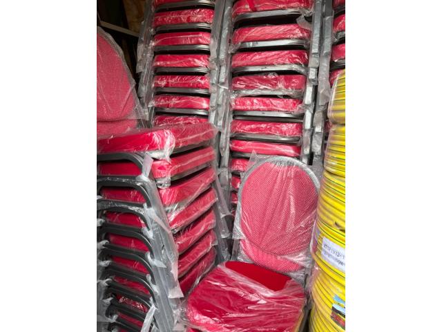 CHAISES  NAPOLEONS & PLASTIQUES ET VIP ROUGES  DISPONIBLE