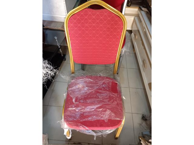CHAISES PLASTIQUE SANS MANCHE  , NAPOLEONS ET VIP ROUGE ROUGE  A VENDRE