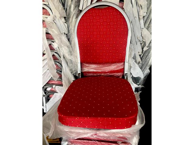 CHAISES PLASTIQUES SANS MANCHE; CHAISES NAPOLEONS ET VIP ROUGE EN VENTE AU SENEGAL