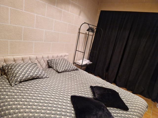 Chambres, salle de bain et cuisine le tout meublés avec services de Chambres