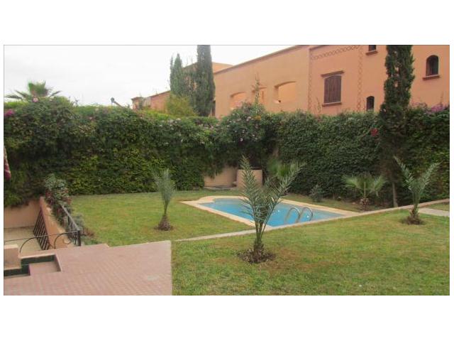 Charmante spacieuse villa de deux façade