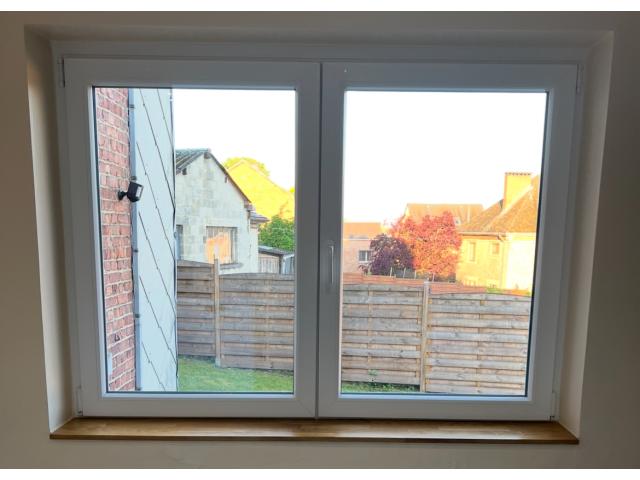 Châssis de marque Schüco, en PVC blanc (deux ouvrants - double vitrage), en dimensions 130 cm x 177 
