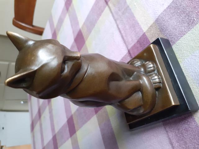 CHAT ASSIS EN BRONZE SIGNE ART DECO