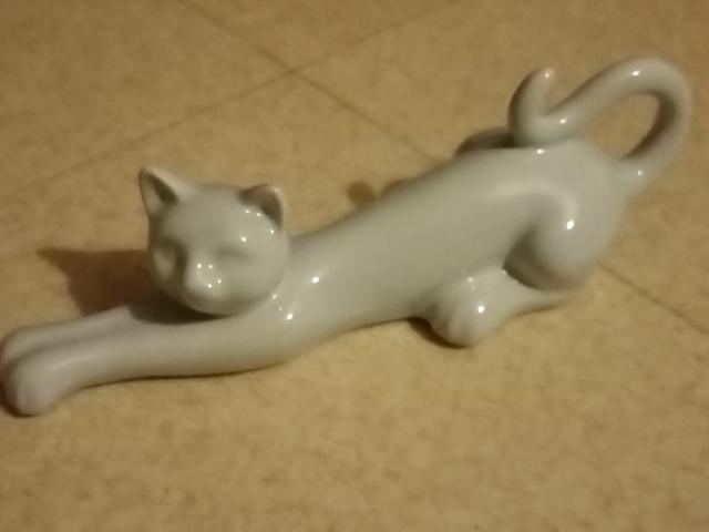 chat en porcelaine