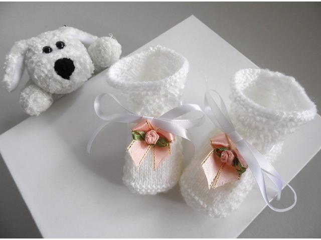 Chaussons à fleurs coloris blanc bébé