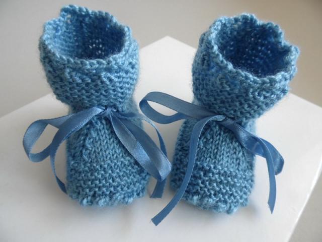 Photo Chaussons tricot bébé laine calinou bleu, fait main image 1/3