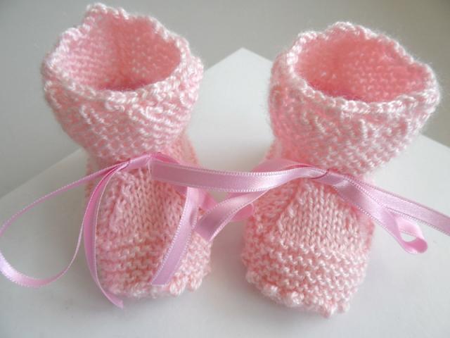 Photo Chaussons tricot bébé laine calinou rose, fait main image 1/4