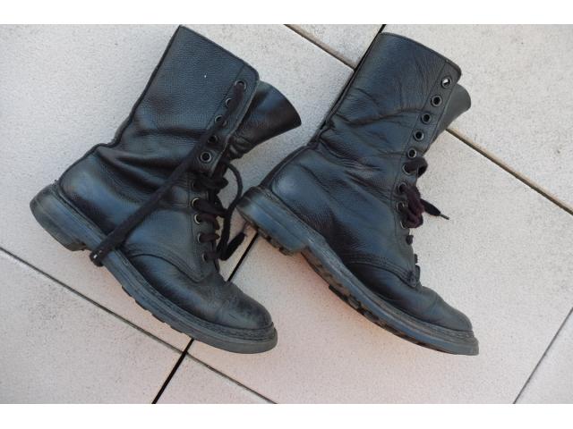 Chaussures hautes tiges militaire bon état.