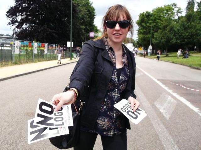 Cherche une femme pour distribuer PUB